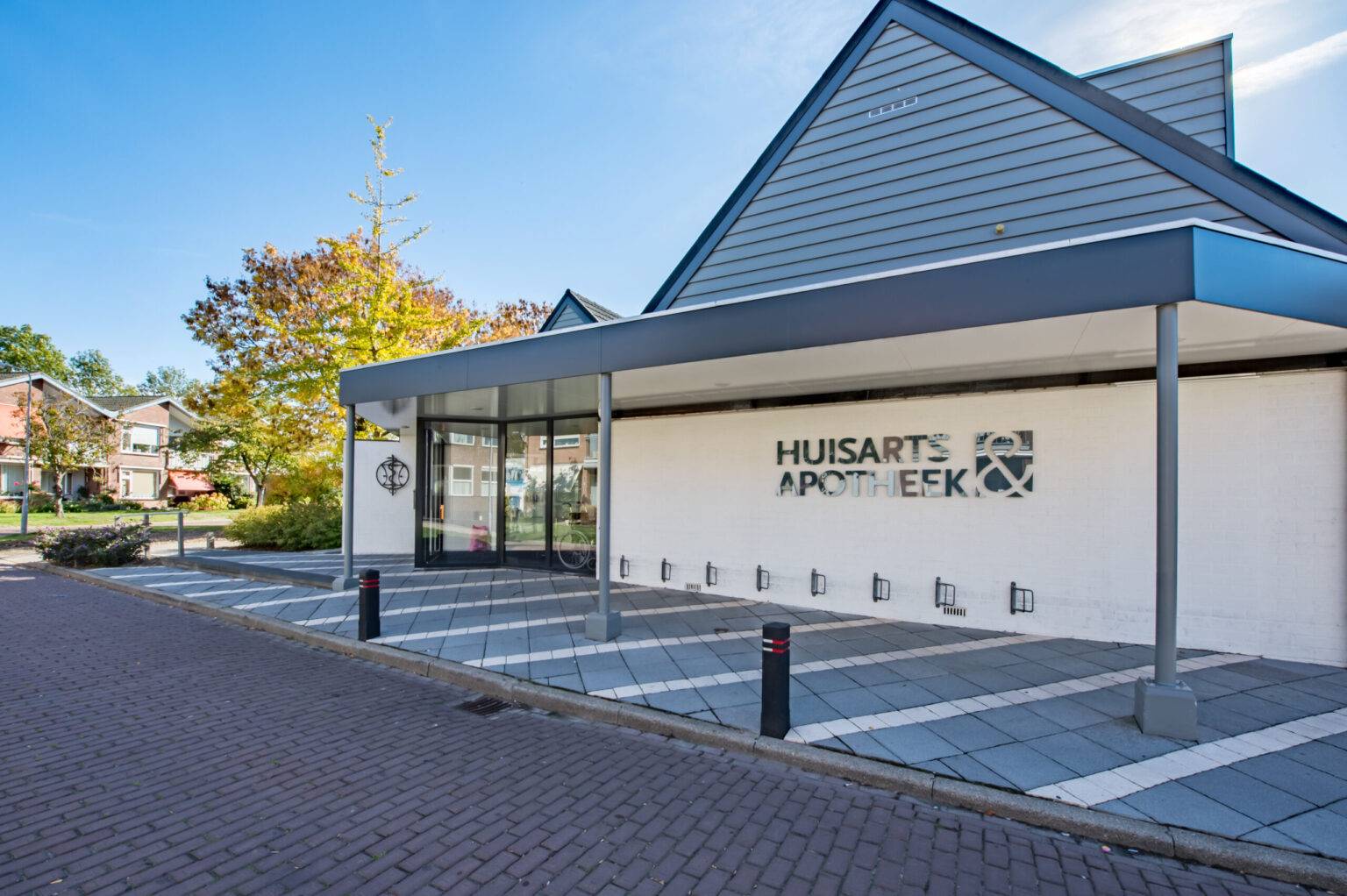 Het gebouw van Huisartsenpraktijk en Apotheek Yerseke